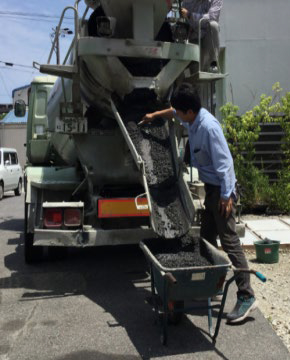 ミキサー車から色のついたコンクリがでてきます